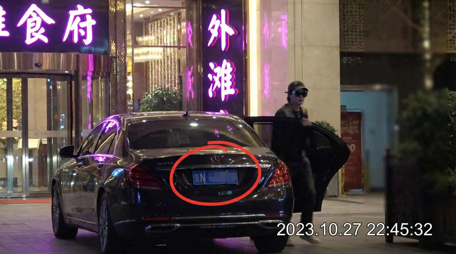 皇冠娱乐网址 - 豪车餐厅外偷拍